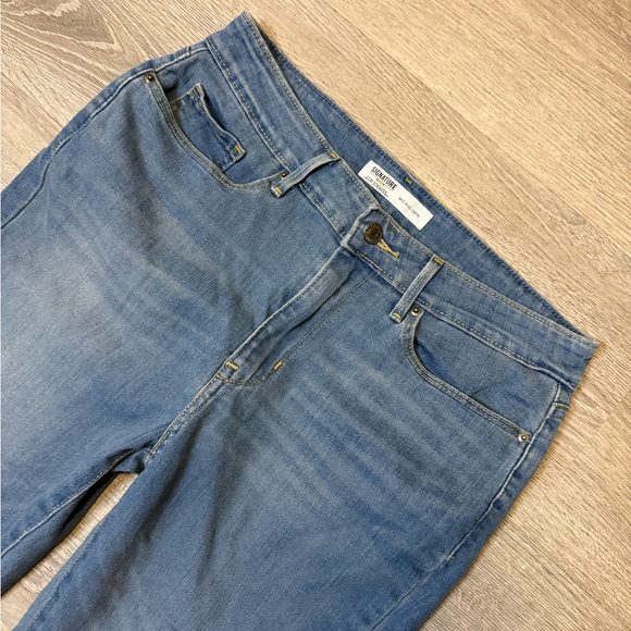 •SIGNATURE LEVI STRAUSS• MID RISE CAPRI JEANS - Picture 5 of 7